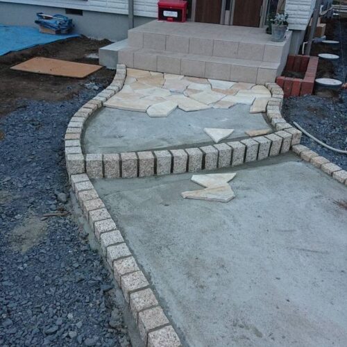 アプローチ天然石の施工中です。