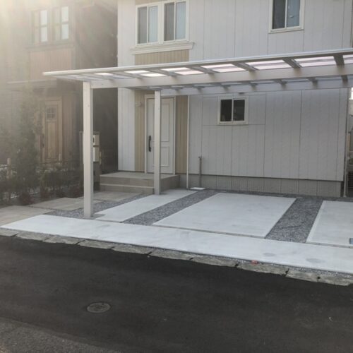 駐車場のカーポート養生完了となります。