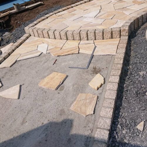 アプローチ天然石の施工中です。