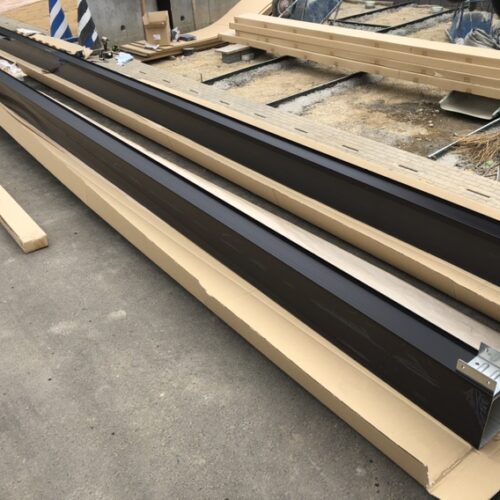 カーポートの組み立て設置開始です。