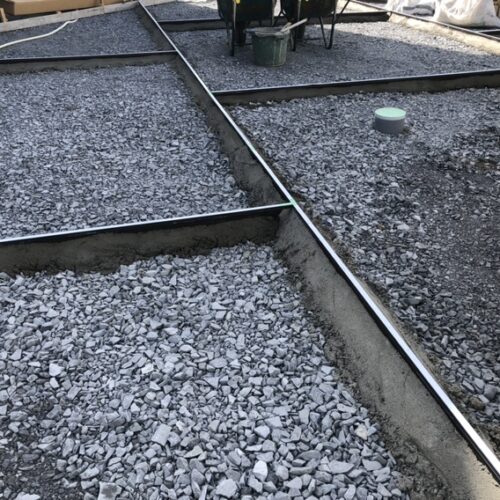 駐車場コンクリートの見切りエキスパンタイの設置となります。