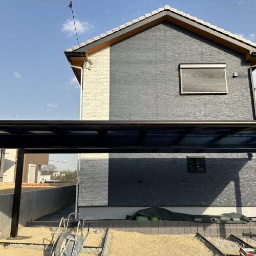 カーポート設置作業です。