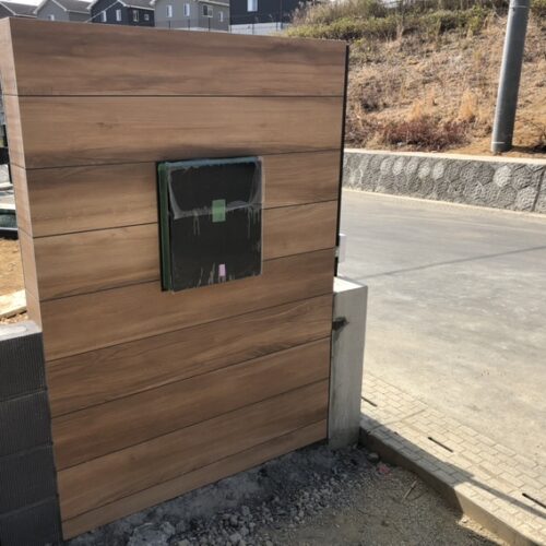 門袖のタイル張り作業となります。