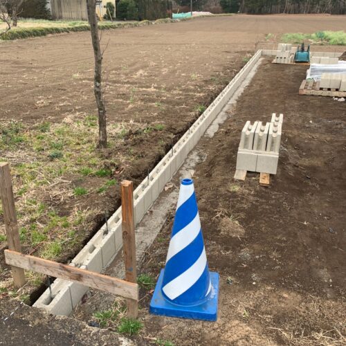 砕石入れ作業です。