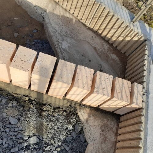 レンガのこばだて作業です。