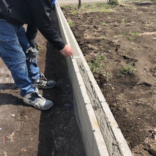 ブロックの天端均し作業となります。