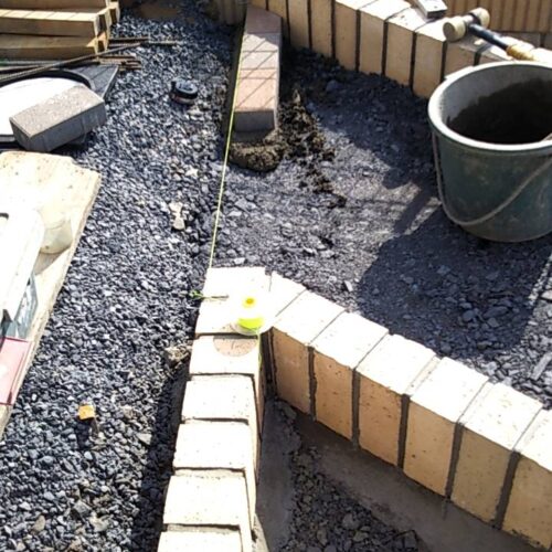 インターロッキング敷作業です。