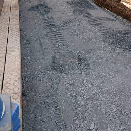 砕石入れ作業です。