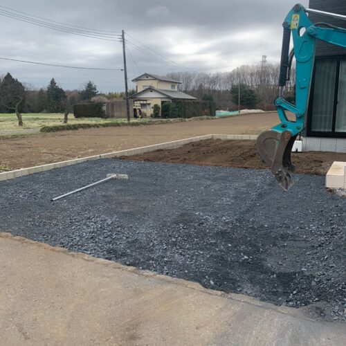 駐車場砕石入れです。