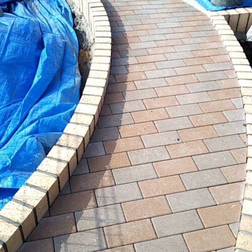 インターロッキング見切り作業です。