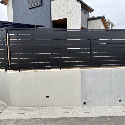 フェンスの設置です。