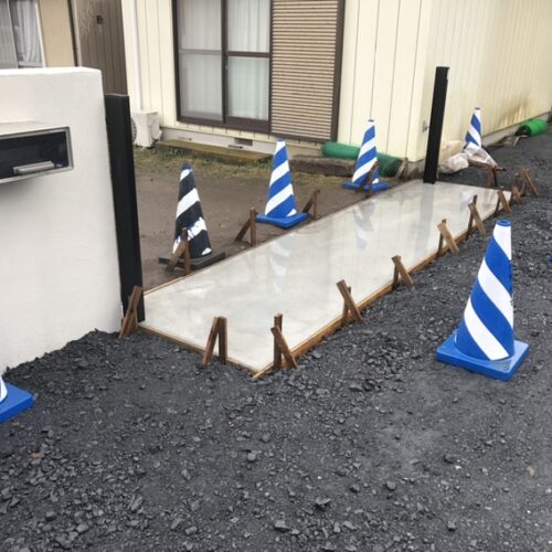 ゲート出入り口部分のコンクリート打設後の養生となります。