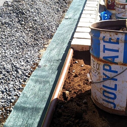 防草シート敷きです。