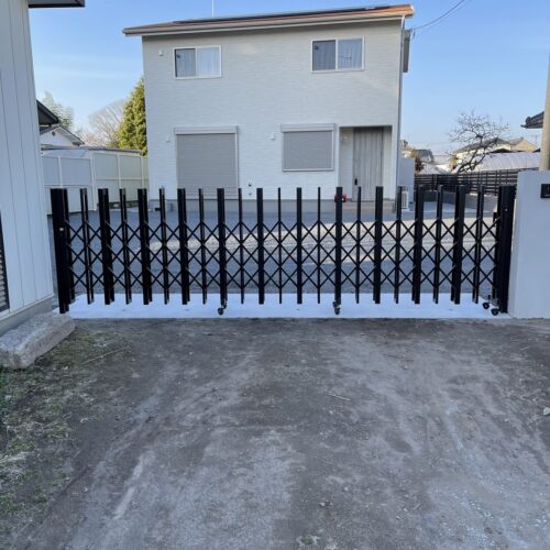 門扉取付です。