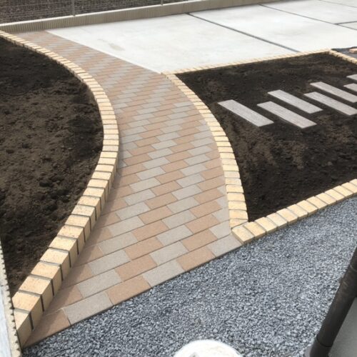 お庭の工事完了となります。4月になりましたら芝張りの予定となります。