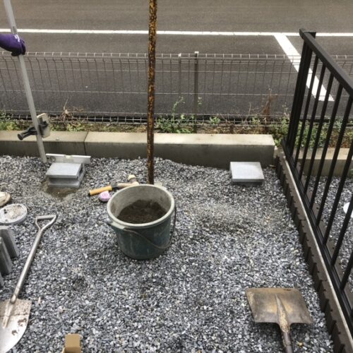 物置き工事となります。まずは物置き下地のブロックから設置となります。