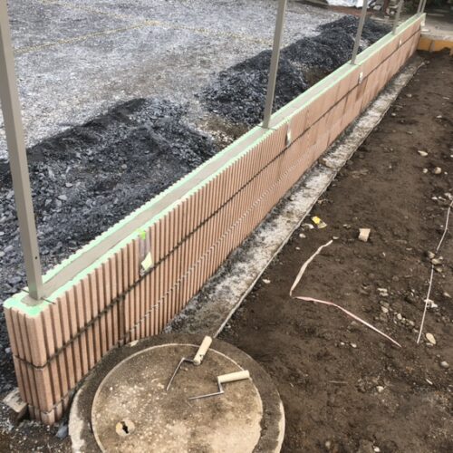 フェンスの柱を建てて間もなく完了となります。