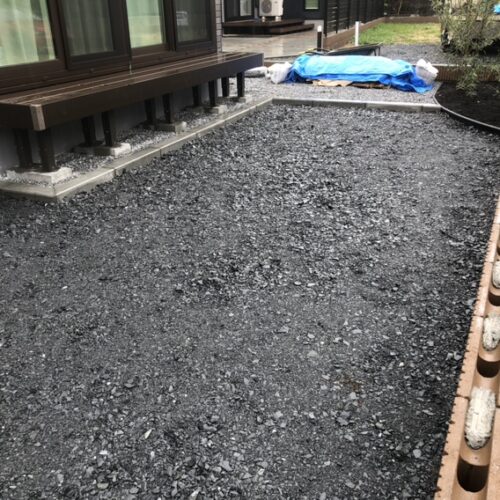 お庭の人工芝張りの下地まで完了となります。来週いよいよお庭へ人工芝張り作業へ参ります。