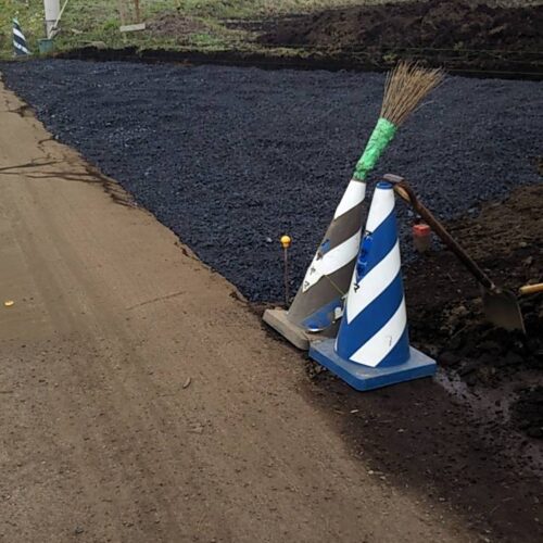 砕石敷作業です。