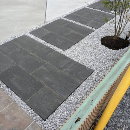 アプローチ平板敷きです。