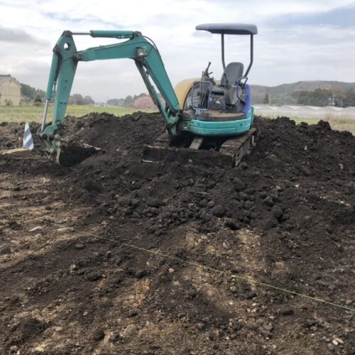 駐車場部分の掘削作業となります。
