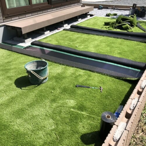 お庭への人工芝張り作業となります。