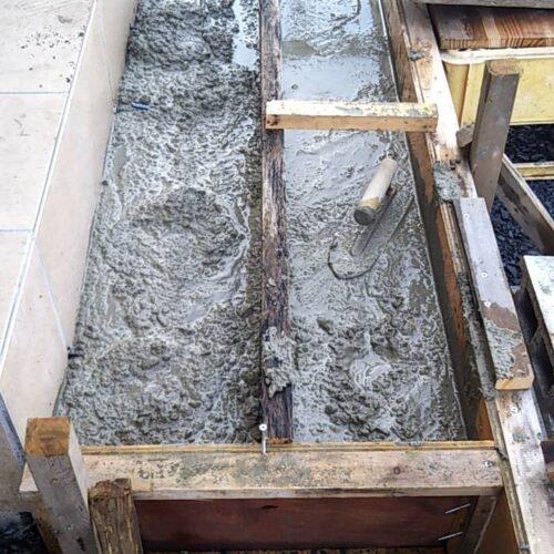 玄関タイル下地コンクリートの打設です。