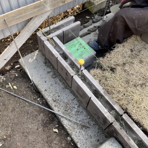 境界ブロック積み作業です。