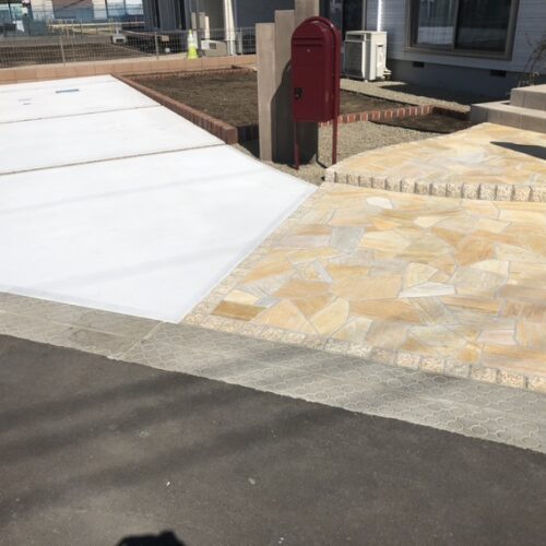 駐車場の土間コンクリートの養生完了となります。