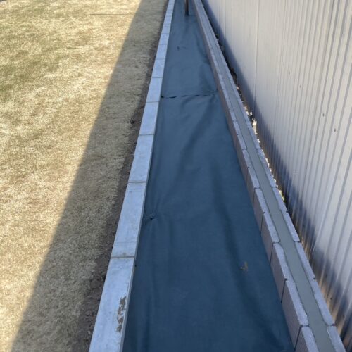 防草シート敷きです。
