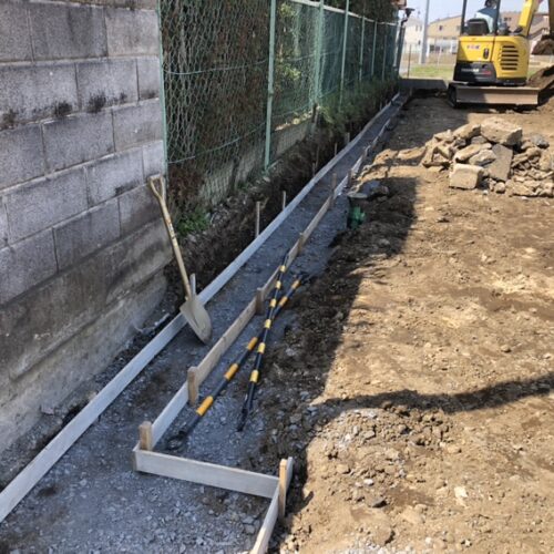 南側の境界ブロック部分のベースコン型枠組み作業となります。