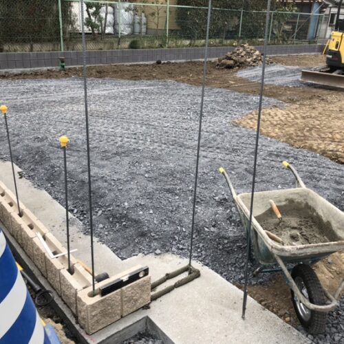 門袖のブロック積み作業となります。