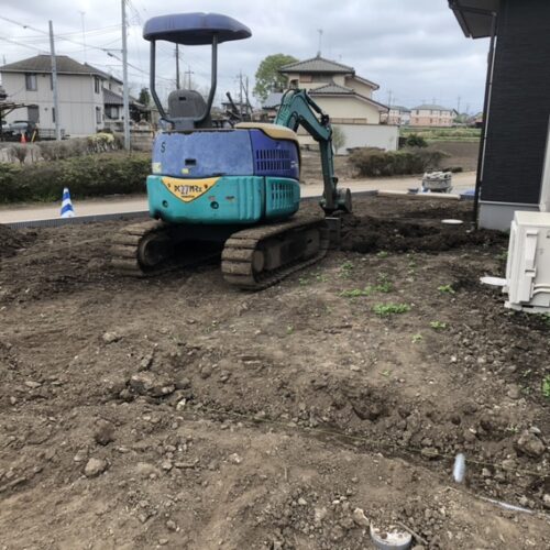 ポツリポツリと雨が降り出して参りました。本日の作業は雨予報の為に工事作業はお休みです。