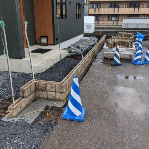 ブロック積みです。