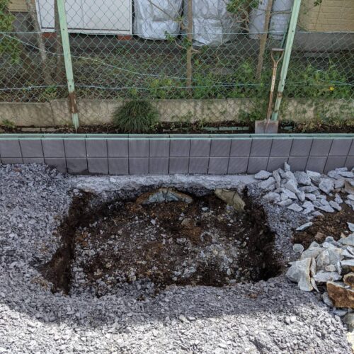 カーポート柱の穴掘りです。