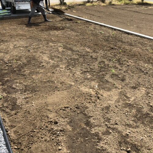 お待たせ致しました。本日はお庭の芝張り作業となります。スキトリ作業をして芝張り開始です。