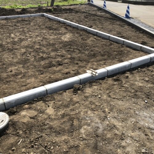 お庭のコンクリート縁石の設置となります。