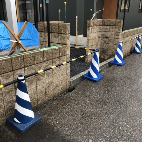 インターロッキングの材料が現場へ到着となり来週からの工事作業となりますが、本日は雨の為午後からの作業は休工です。