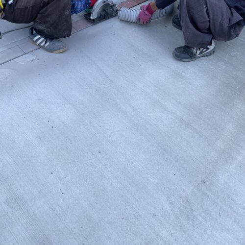 ブロック・インター改修工事となります。本日より作業開始、既存インターロッキングの解体作業です。