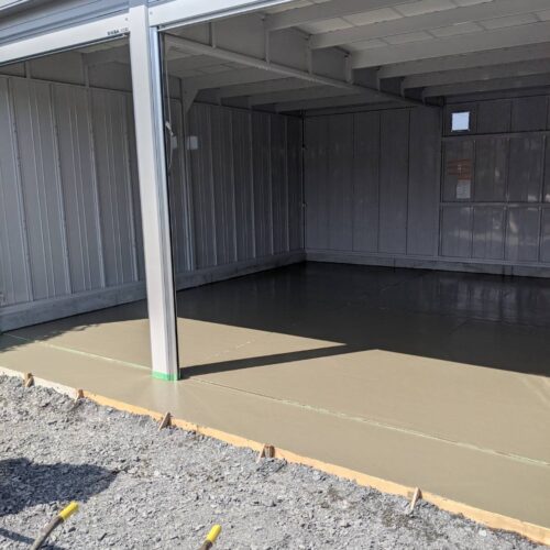 ガレージ内土間コンクリート打設です。