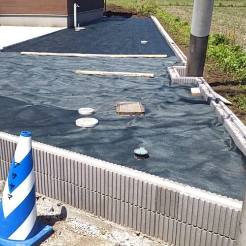 防草シート敷きです。