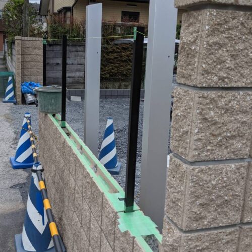 フェンスと門柱の柱建て作業です。