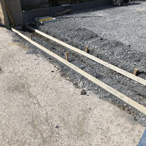 ゲート部分の掘削及び砕石入れ型枠組み作業となります。