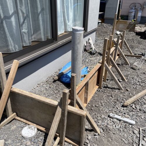 タイルデッキ下地コンクリートの型枠組立です