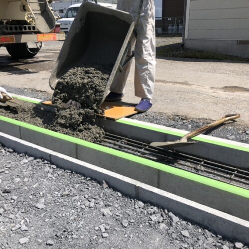 出入り口ゲート部分のコンクリート打設となります。