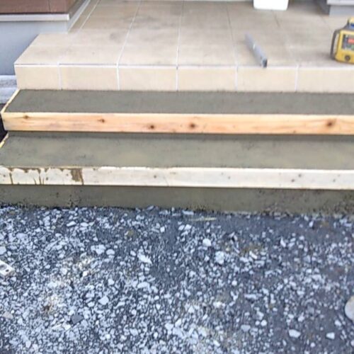 タイル貼り作業です