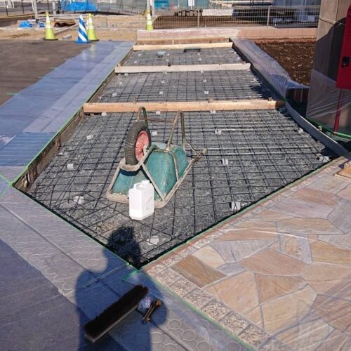 コンクリート部分の周辺を養生して打設作業となります。