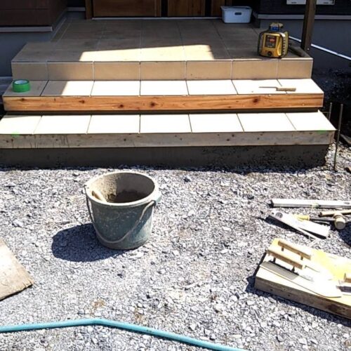 引き続きタイル貼り作業です