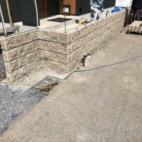 引き続きブロック積み作業となります。