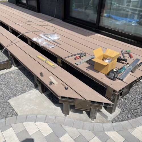 引き続きデッキの施工です。